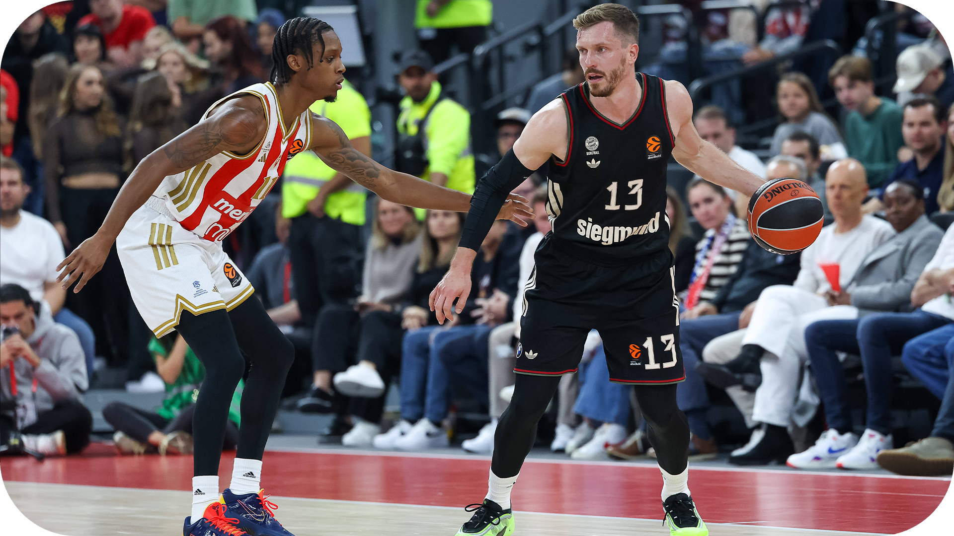 Ein Spieler des Basketballteams FC Bayern München während eines Spiels gegen Roter Stern Belgrad in der EuroLeague.